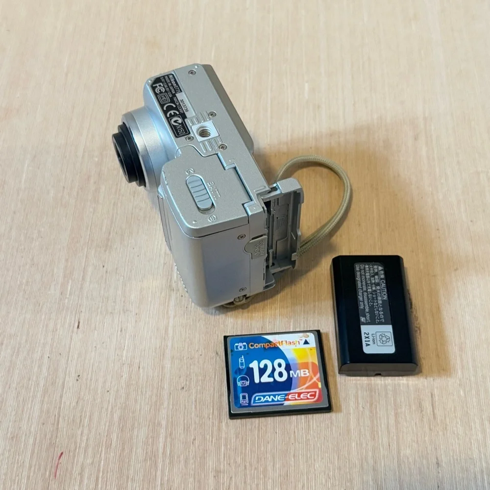Nikon COOLPIX 775 2.0MP Digital Camera Silver “UNTESTED”Turns On No Charger Read